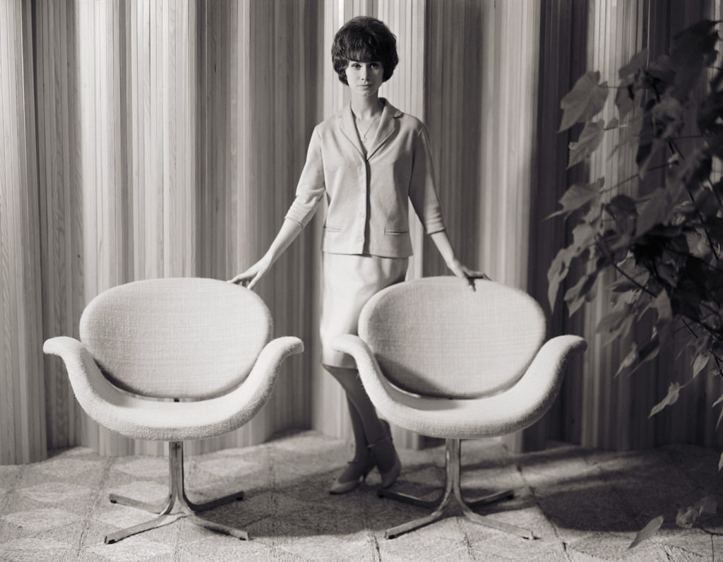 Foto aus den 60er Jahren mit den Tulip Chair von Pierre Paulin